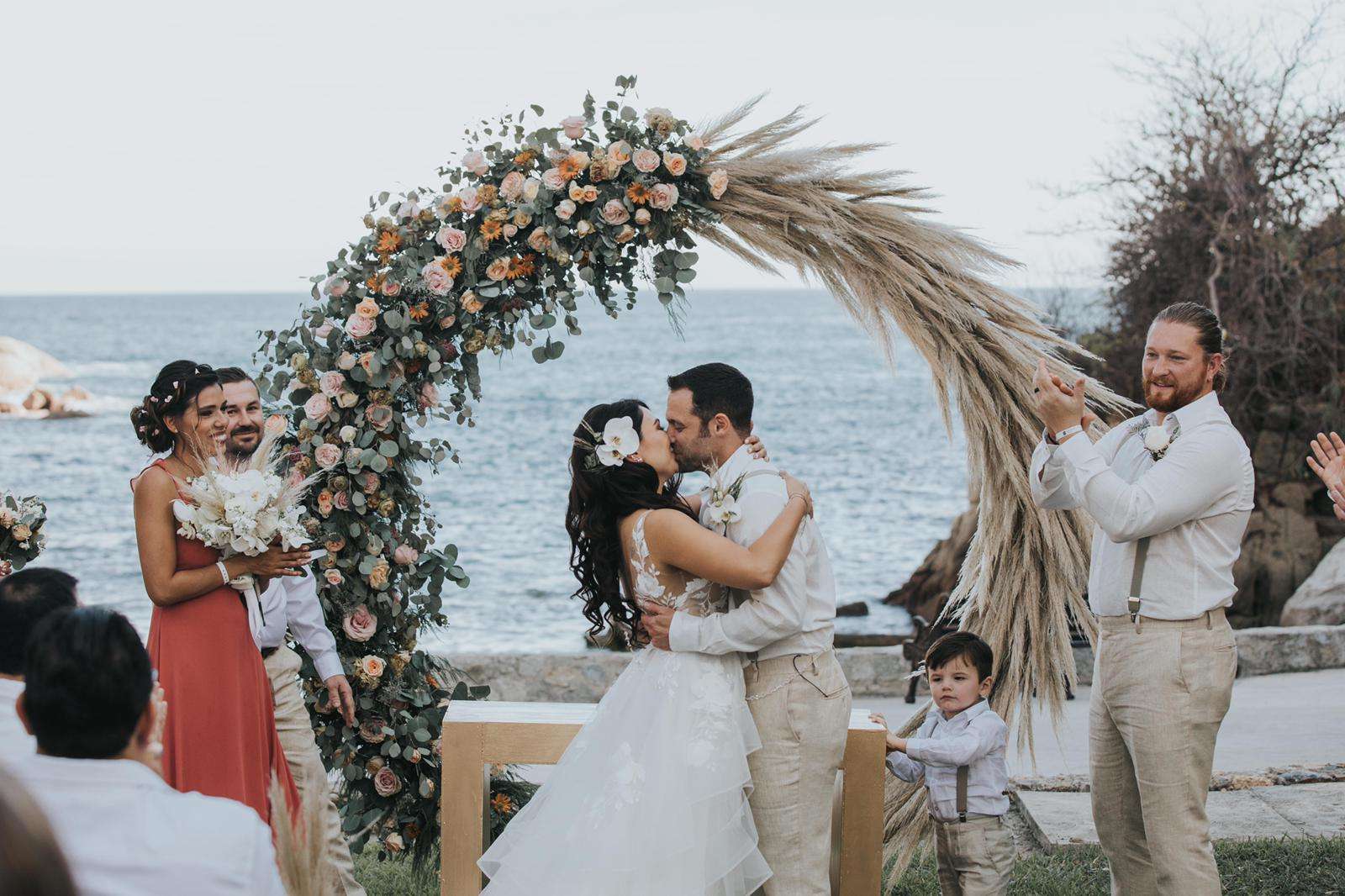 Bodas Huatulco, Decoración floral, gazebo con pampas grass y rosas