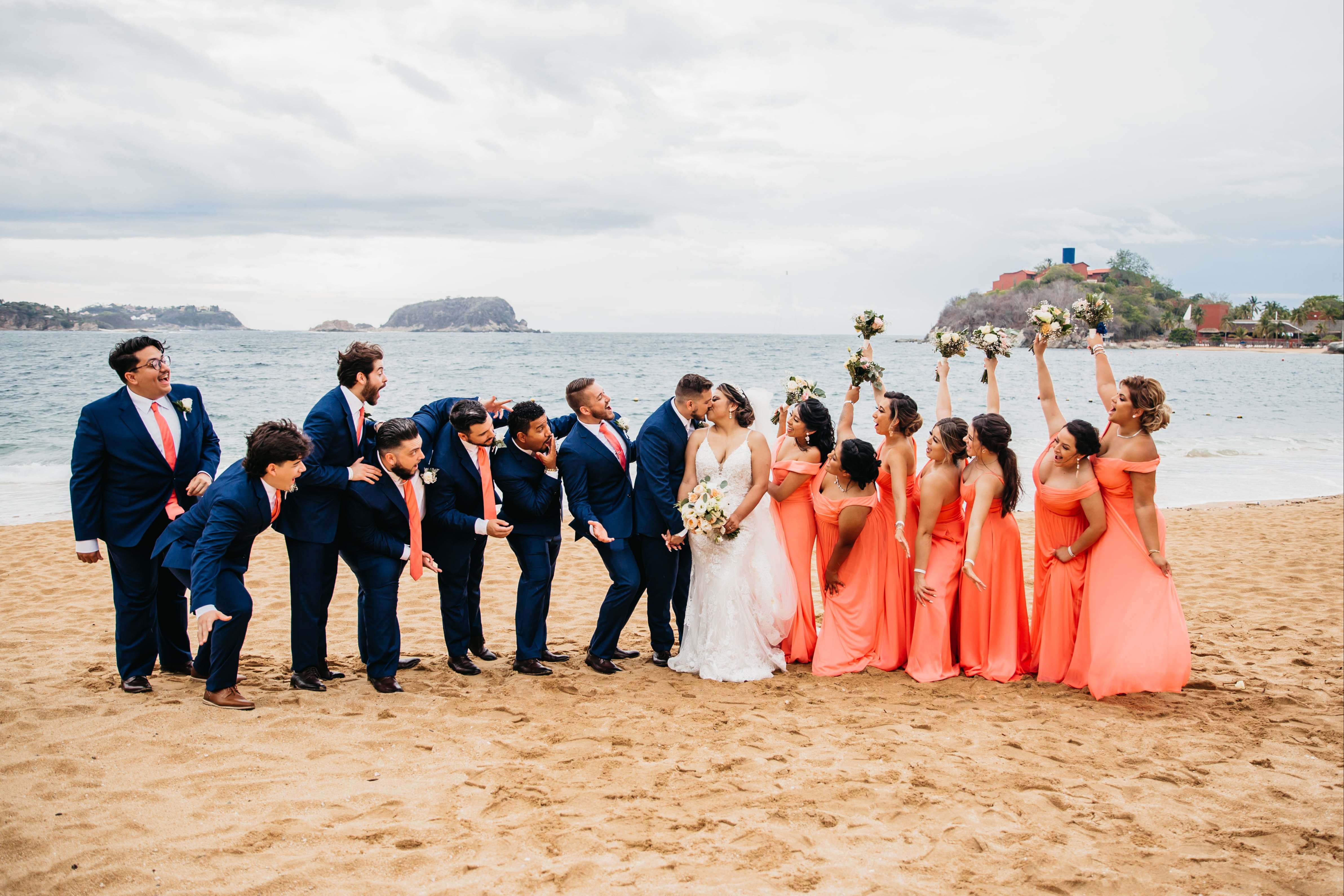 Bodas Huatulco, sesión de fotos novios, damas de hornor y padrinos 